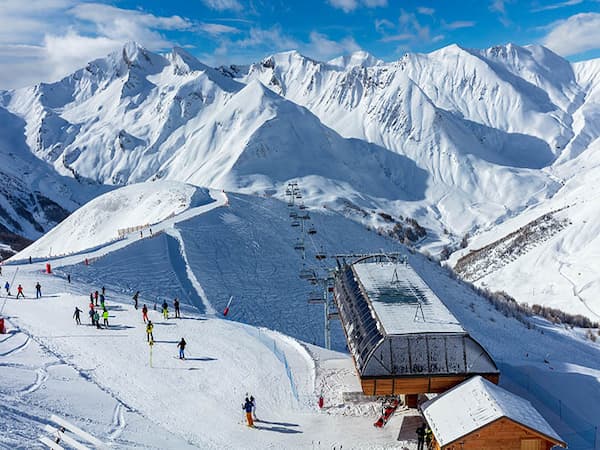 Paysage enneigé au sommet d'une remontée mécanique à Allos avec vue sur les sommets enneigés.