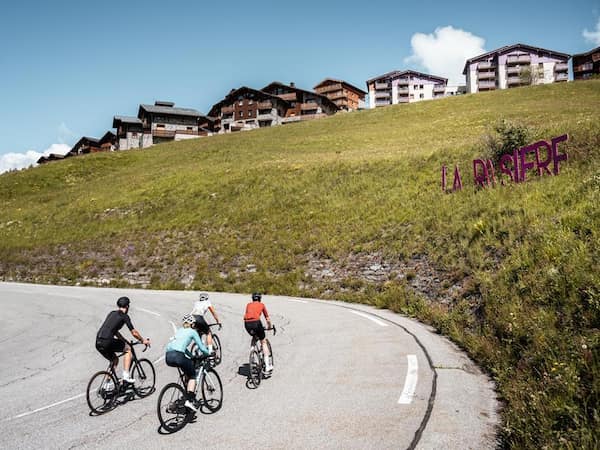Cyclistes sur une route de montagne en Haute-Tarentaise