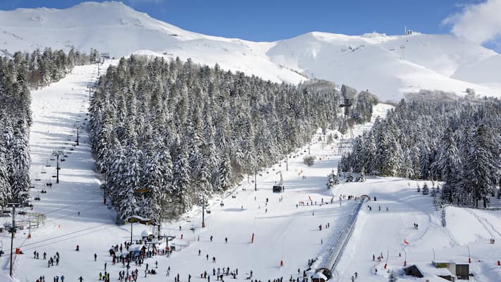 Station de ski du Lioran avec paysages enneigés, pistes de ski et remontées mécaniques.