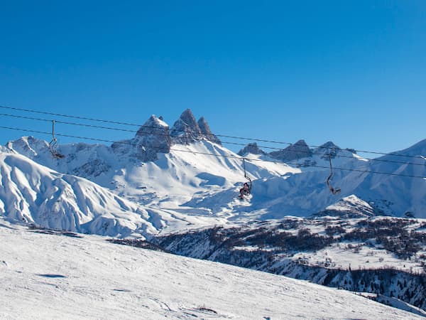 Paysages enneigés de montagnes à Albiez.