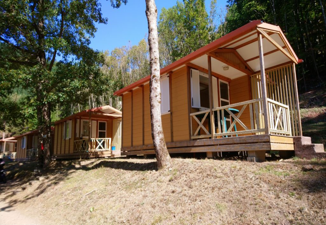 Chalet en bois du Camping Le Ceytrou à Saint-Laurent-les-Bains en Ardèche