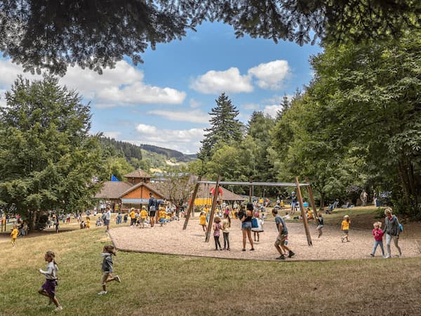 Aire de jeux avec des enfants jouant sur des agrès.