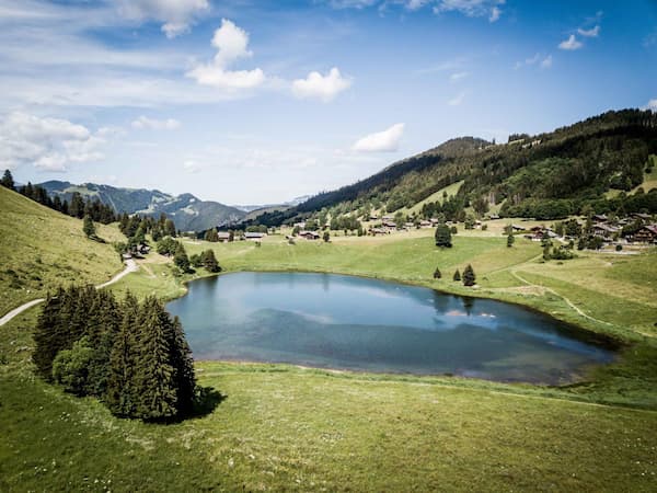 Photographie aérienne du lac des Confins sur la commune de la Clusaz.