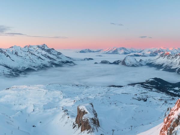 Paysage enneigé de montagne au couché de soleil dans le Dévoluy.