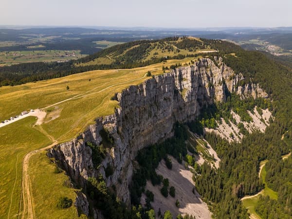 Vue aérienne d'une falaise.