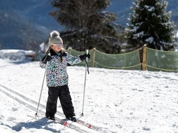 Jeune skieuse en ski nordique sur les pistes de ski de fond du Bussang.