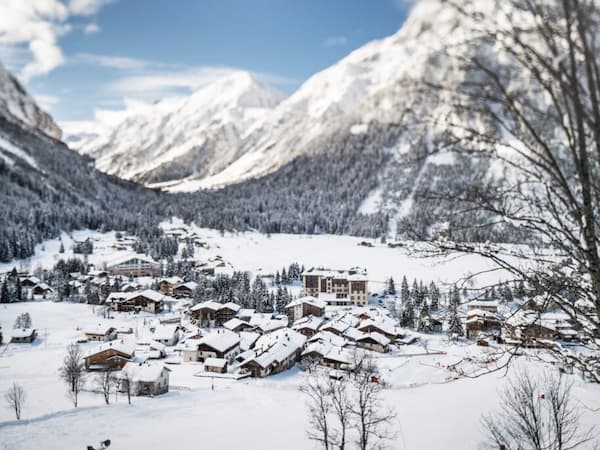 Village de Pralognan-la-Vanoise en hiver avec montagnes enneigées.