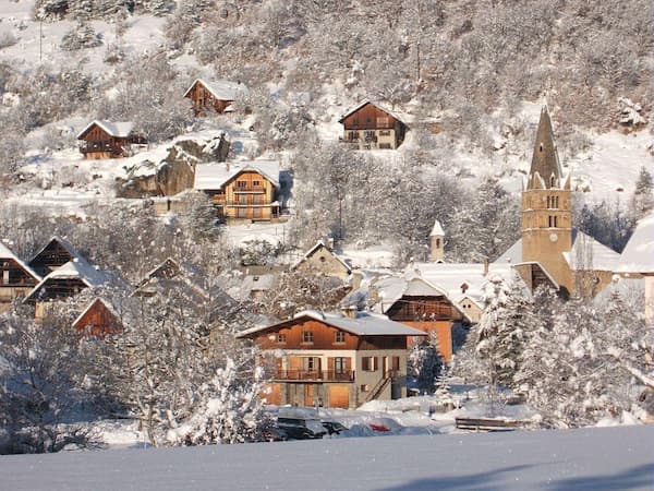 Village de Vallouise-Pelvoux avec un paysage enneigé.