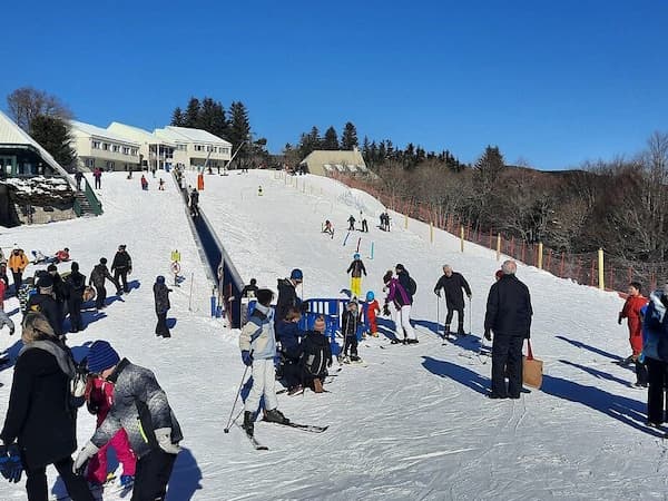 Front de neige de la station de la Croix de Bauzon.