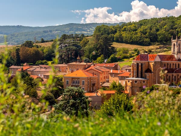Paysage du Beaujolais avec village typique.