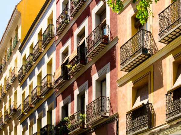 Photographie de balcons illustrant des hébergements touristiques.