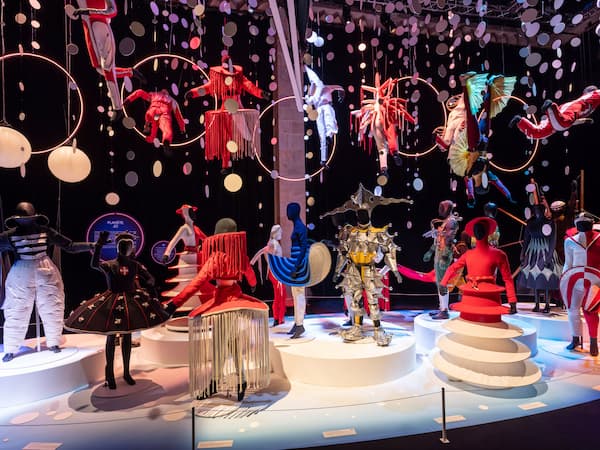 Costumes de scènes colorés du CNCS.