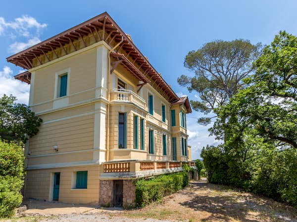 Photographie du bâtiment d'hébergement de la FOL 74 des Colombes à Saint Raphaël dans le Var.