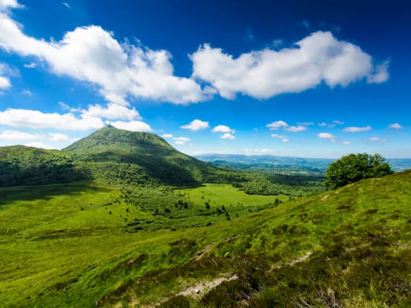 Photographie du paysage montagneux du Massif Central avec en arrière plan le Puy de dôme.
