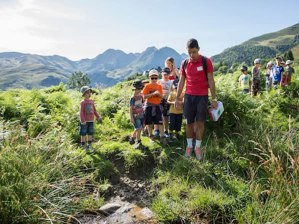 Photographie d'un groupe d'enfant sur un chemin de randonnée.
