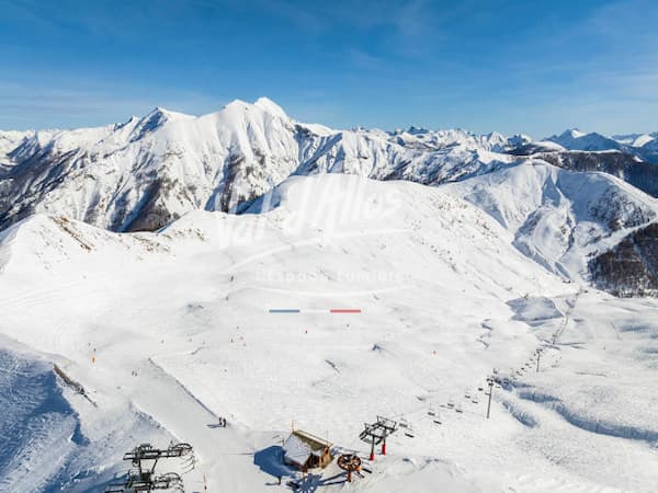 Image aérienne du domaine skiable du Val d'Allos avec un paysage enneigé.