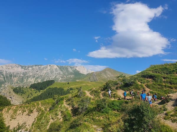 Paysage du Buëch-Dévoluy avec randonneurs.