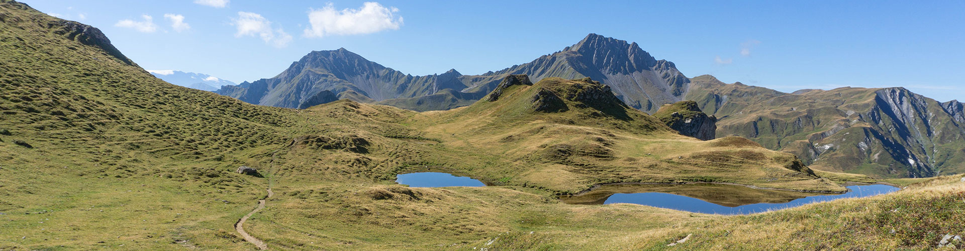 Lac d'altitude avec montagnes en arrière plan.