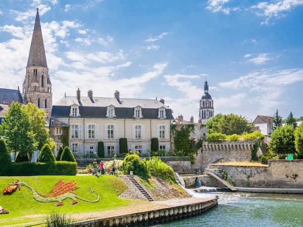 Ville de Vendôme avec l'abbaye de la trinité en arrière plan.