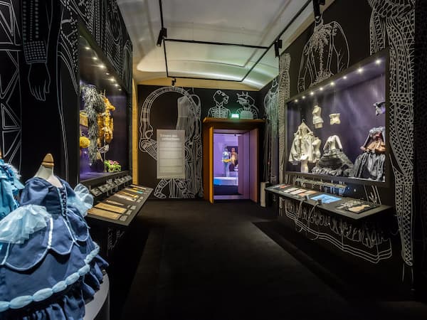 Espace muséographique du CNCS avec des costumes.