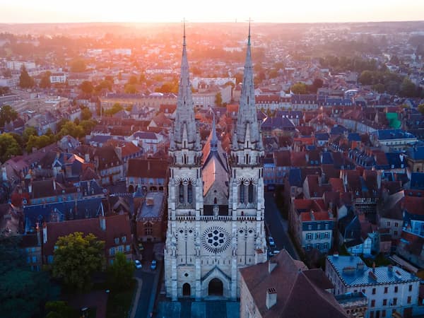 Vue aérienne de Moulin avec un édifice religieux.