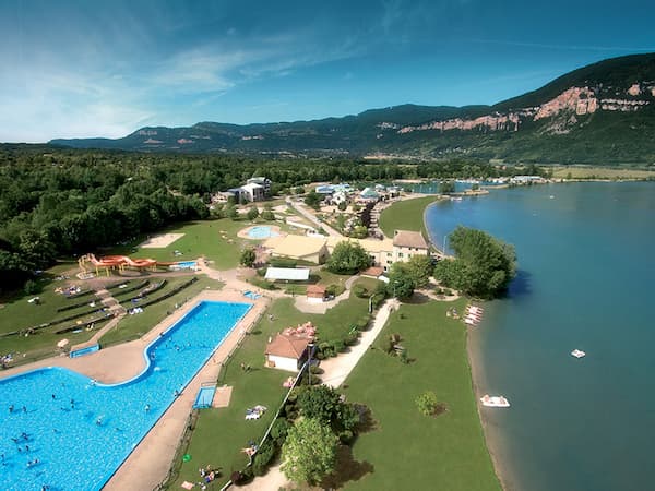 Vue aérienne de la base de loisir de la vallée bleue avec au premier plan une piscine.